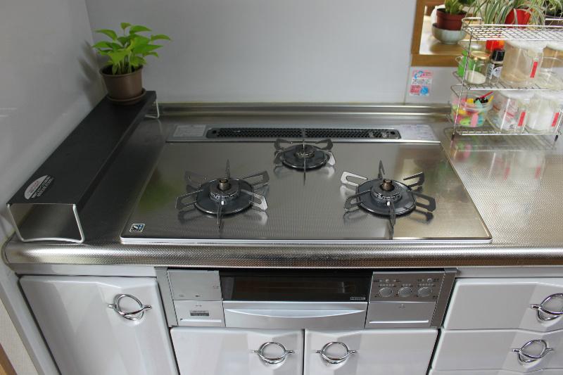 Same specifications photo (kitchen). It replaced the glass top stove to 2 years ago. 
