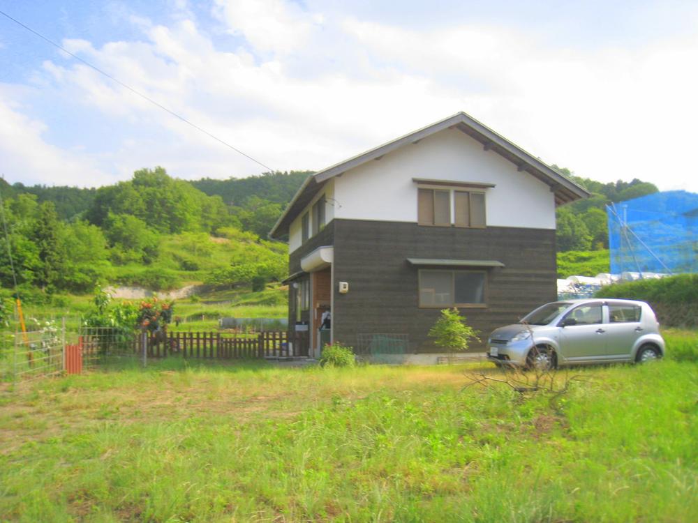 Local appearance photo. Surrounded by green mountain hut