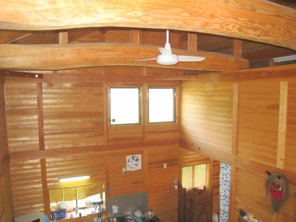 View photos from the dwelling unit. Atrium Large beams