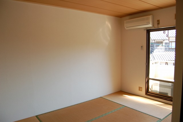 Living and room. South-facing 6 Pledge Japanese-style room