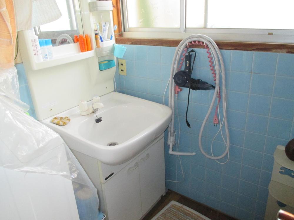 Wash basin, toilet. Indoor shooting