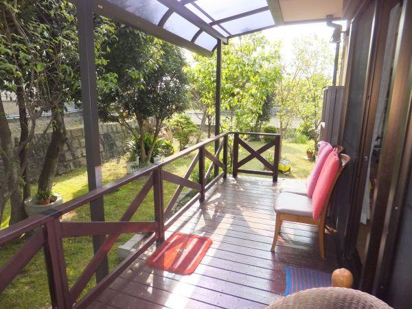 Garden. Wood deck