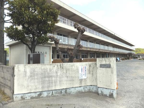 Primary school. Nishiebara until elementary school 400m