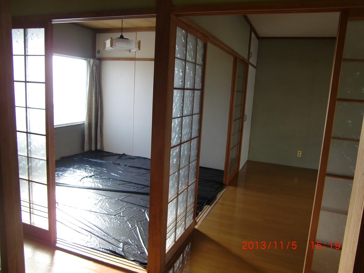 Living and room. Japanese-style room ・ Western-style (from the hallway)