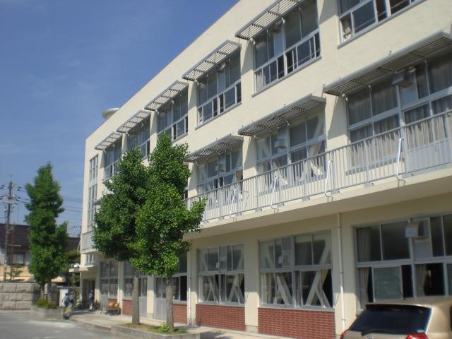 Primary school. Kasaoka Municipal Kasaoka until elementary school 724m