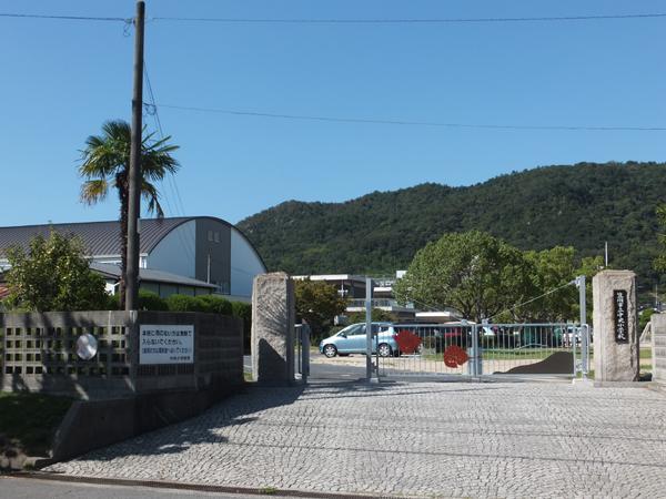 Primary school. 800m to the center primary school