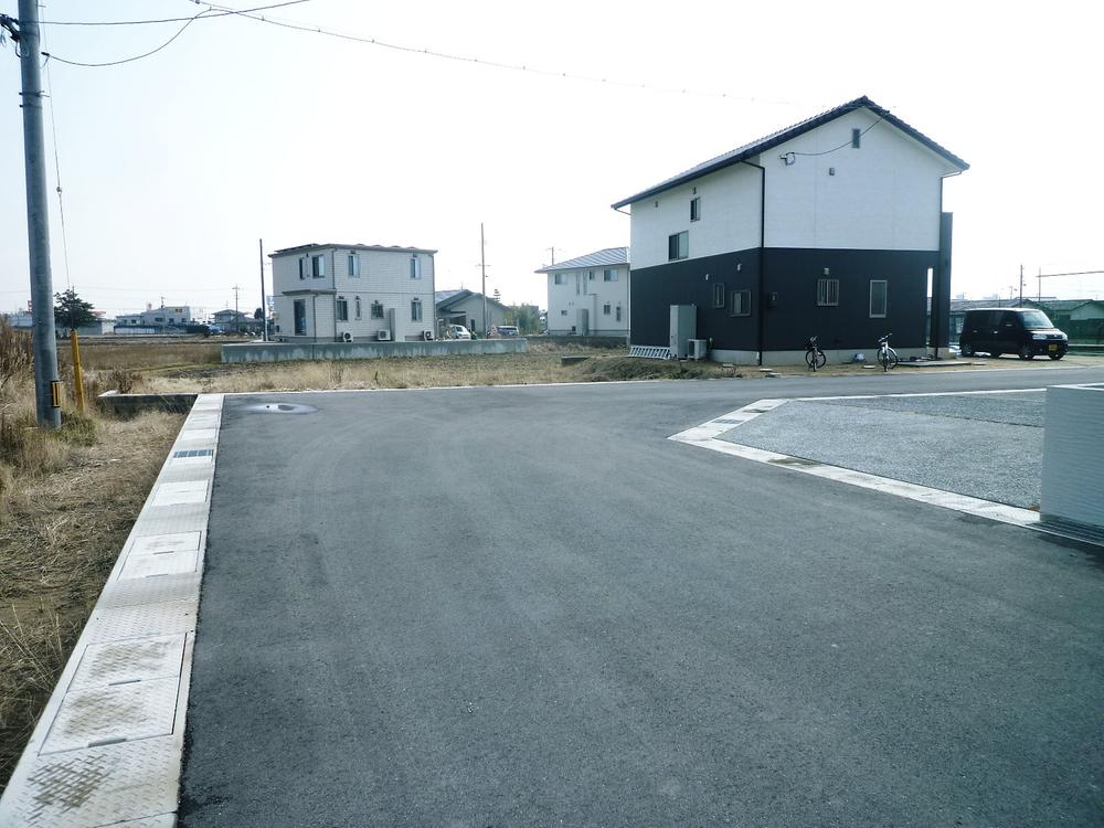 Local photos, including front road. No. 3 land front entered from the subdivision entrance