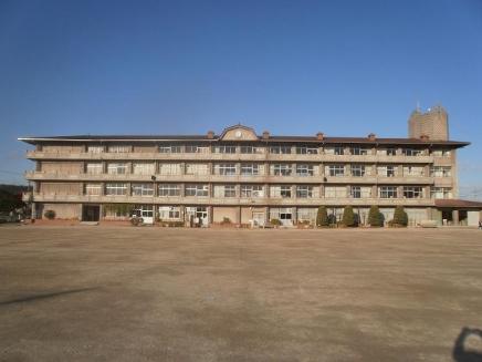 Primary school. 600m up to municipal Tsurajima God turtle elementary school