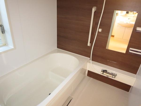 Bathroom. Also bathing with the child in the tub and spacious