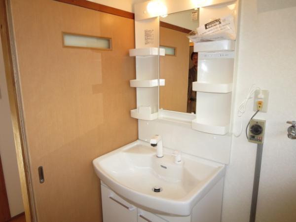 Wash basin, toilet. It is a wash basin with a shower hose