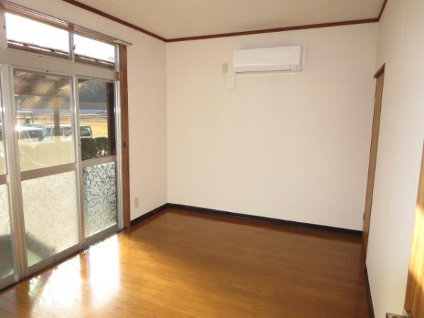 Non-living room. Western also positive per enough