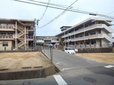Junior high school. Tamashimahigashi to (junior high school) 552m