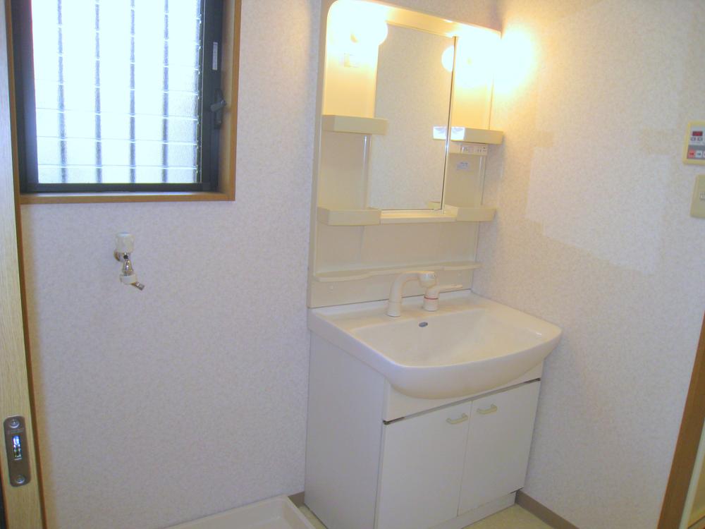 Wash basin, toilet. Shampoo Dresser