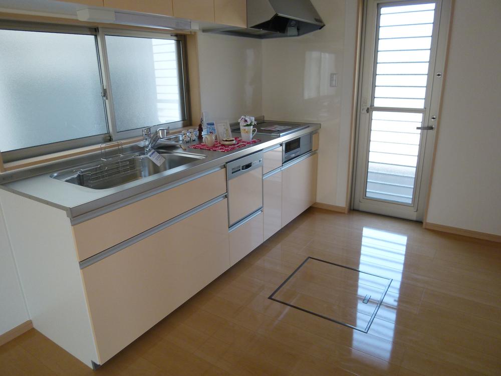 Kitchen. Kitchen space in the well also put the cupboard.