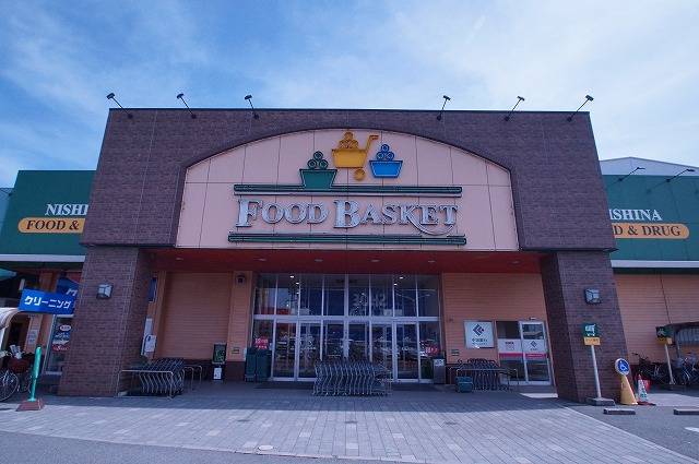Supermarket. Nishina food basket Horinan store up to (super) 530m
