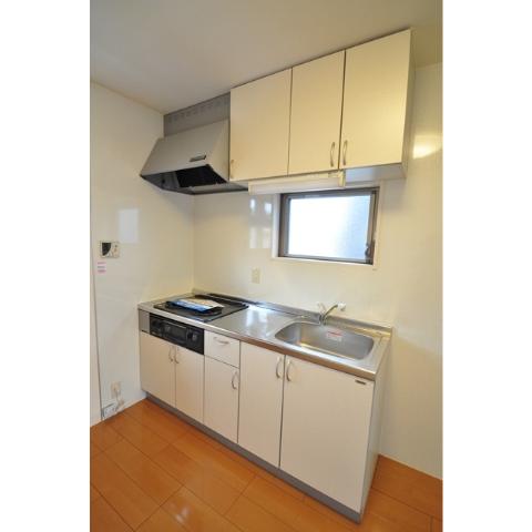 Kitchen. System kitchen is equipped with 3-burner stove ☆