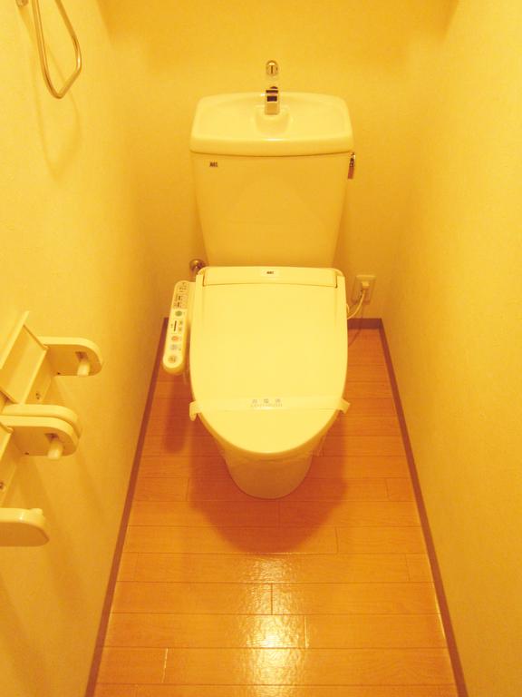 Toilet. (O⌒∇⌒o) (o⌒∇⌒o) (o⌒∇⌒o) (o⌒∇⌒o)