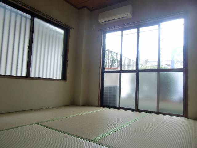 Other room space. And many windows bright air-conditioned Japanese-style ☆