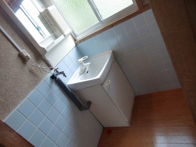 Washroom. Bright washroom with window ・ Indoor laundry Storage ☆
