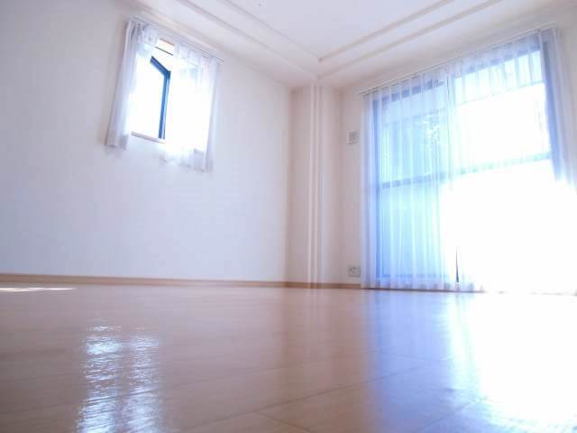 Living and room.  ■ With bay windows facing south! Very bright!