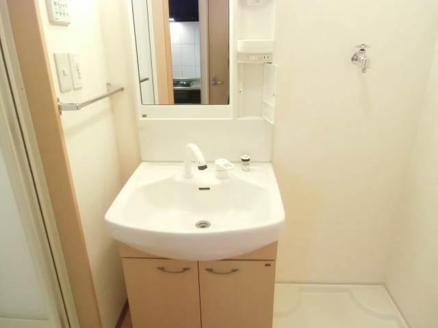 Washroom.  ☆ Shampoo dresser