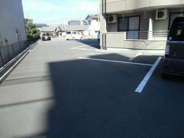 Kitchen.  ■ Is parking!