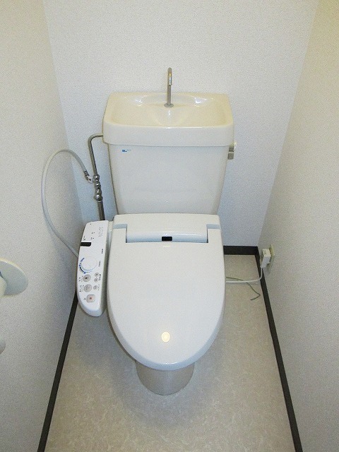 Toilet. Heated toilet seat is mandatory