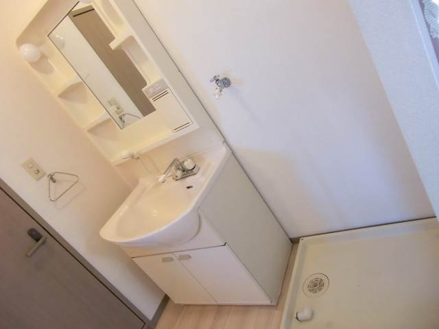 Washroom. Shampoo dresser with separate wash ☆ Indoor laundry Storage ☆