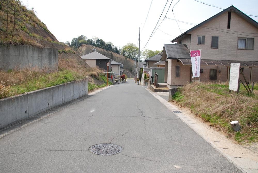 Local photos, including front road. Residential area of ​​road width 6m