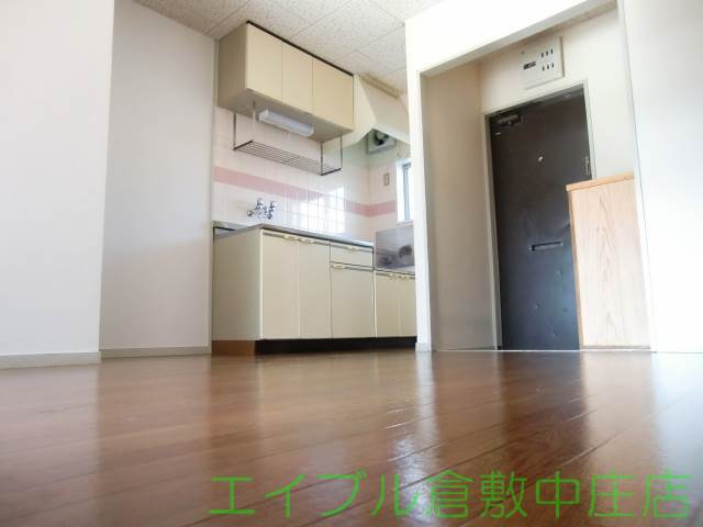 Living and room.  ☆ There is a window in the kitchen next to!