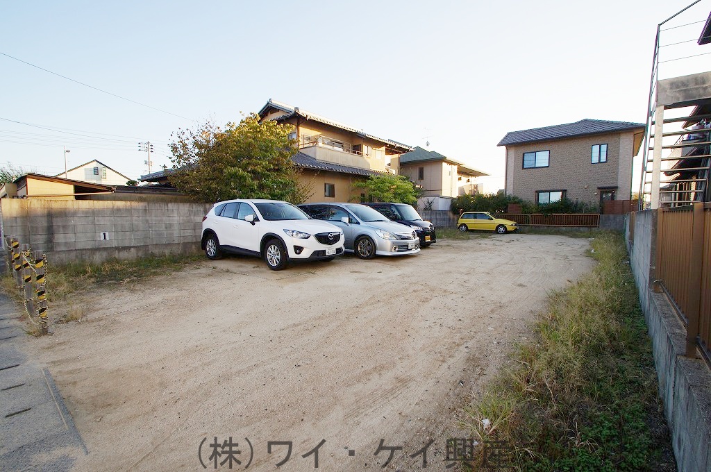 Parking lot. Parking adjacent to the building south next to. 2 units can be contract!