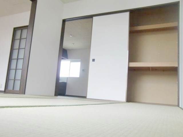 Other room space. Japanese-style room with a closet that can hold a lot!