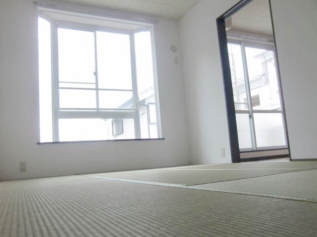 Other room space.  ☆ Bay window with a Japanese-style room!