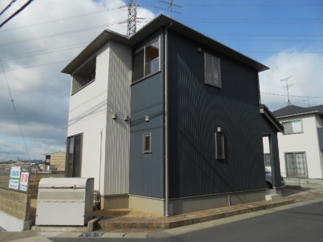 Building appearance. Residential home is for rent! 