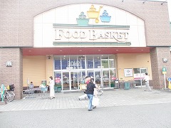 Supermarket. Nishina food basket Horinan store up to (super) 1953m