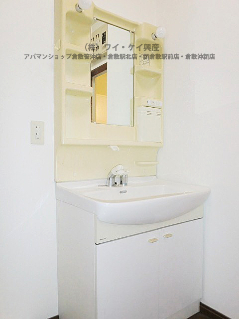 Washroom. Wash basin is equipped with independent! 