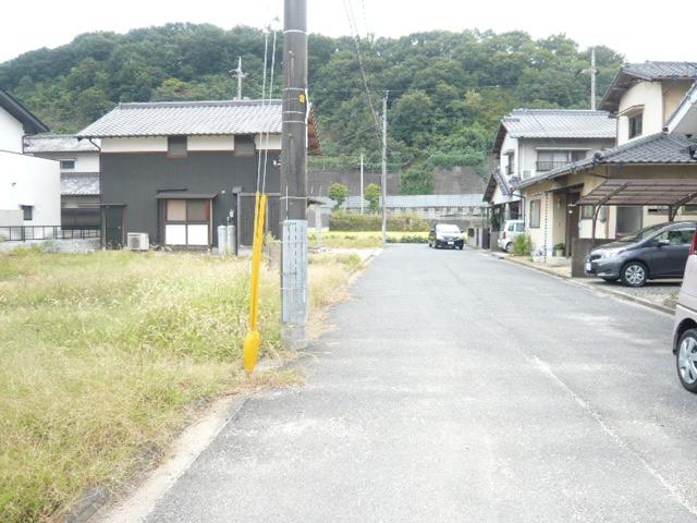 Local photos, including front road. West 6m road