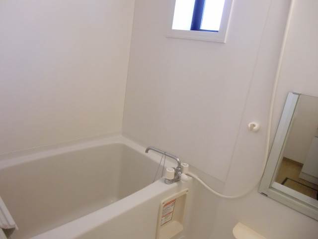 Bath. Windowed bathroom ☆