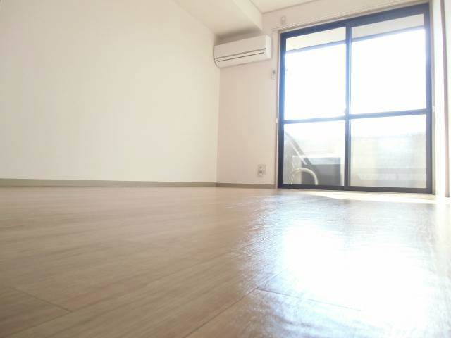 Living and room. ◇ very bright LDK in comes with air conditioning facing south ◇