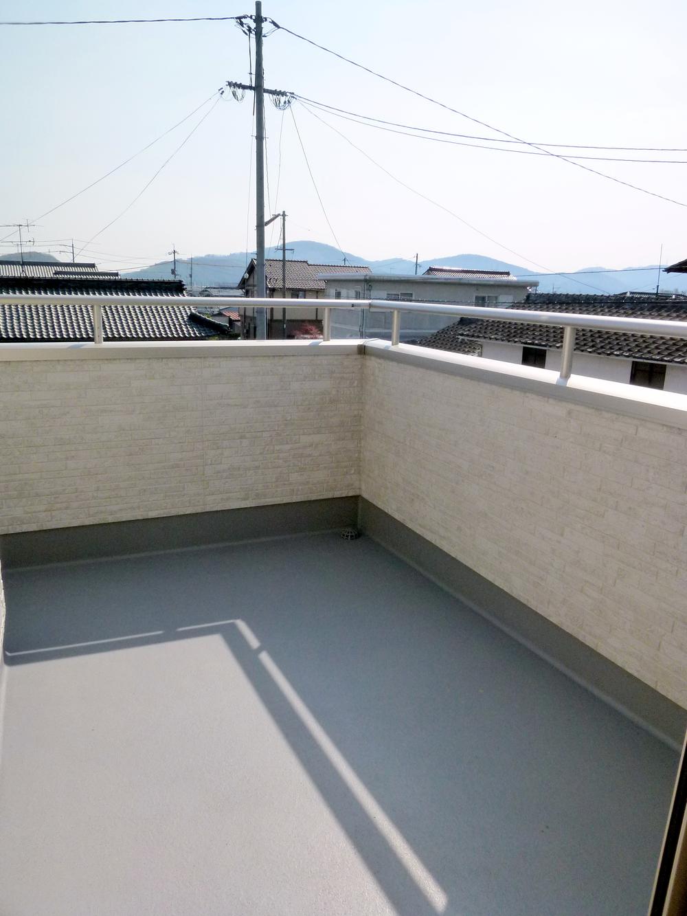 Balcony. Spacious laundry with wide & roof balcony was of course also a family recreation area ◎