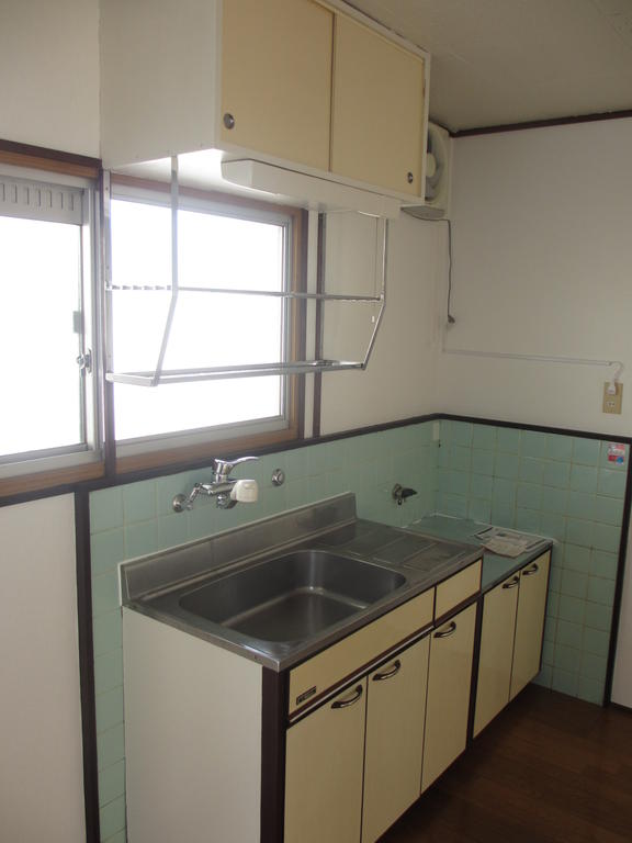 Kitchen. (* ⌒O⌒ *) is a bright kitchen with a window