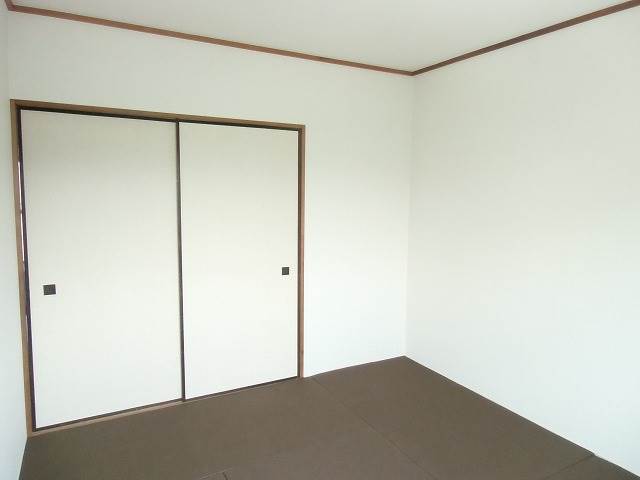 Living and room. Japanese-style room (northwest)