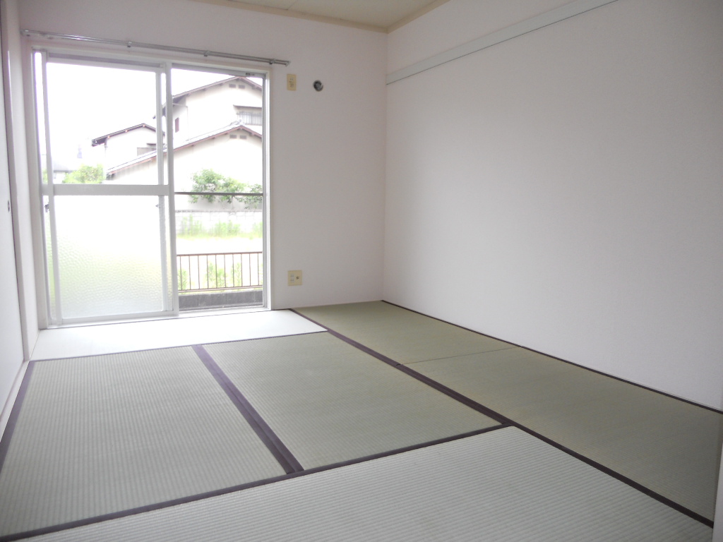 Living and room. South is a Japanese-style room 6 tatami.