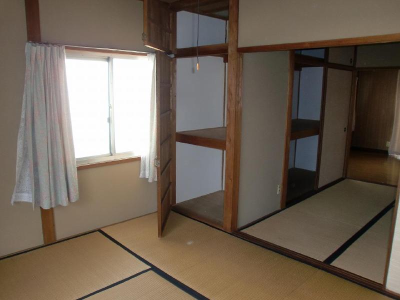 Living and room. It is bright because there is a window in the Japanese-style room