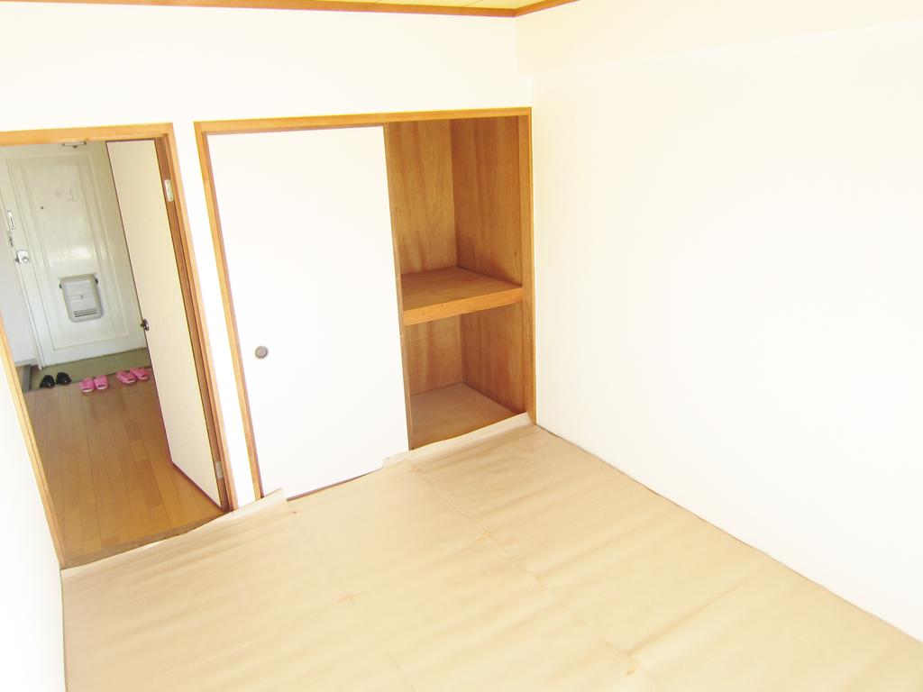 Other room space. \ (^ 0 ^) \ (^ 0 ^) \ (^ 0 ^) \ (^ 0 ^) \ (^ 0 ^)