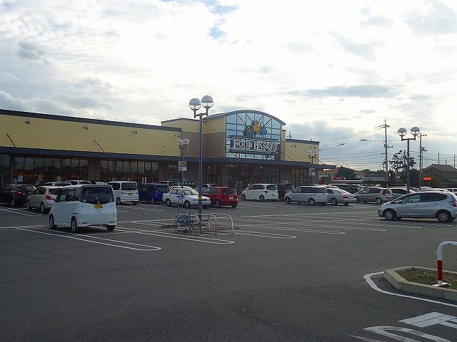 Supermarket. Nishina food basket Nakase store up to (super) 1457m