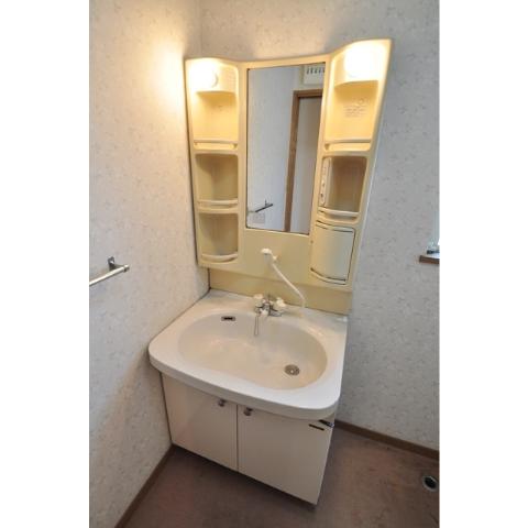 Washroom. Large independent wash basin ☆ 