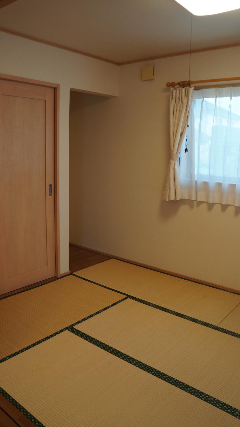 Non-living room. Is next to the living there is a good and easy to use Japanese-style.