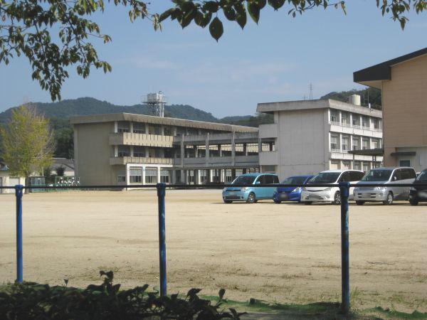 Primary school. Kotoura until Nishi Elementary School 560m