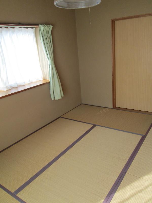 Non-living room. Bright second floor of the Japanese-style room